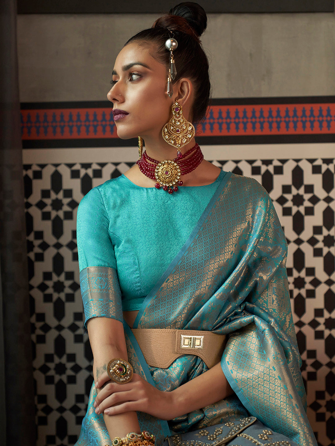 Teal Enchant Silk Blend Two-Tone Handloom Designer Saree with Blouse Piece